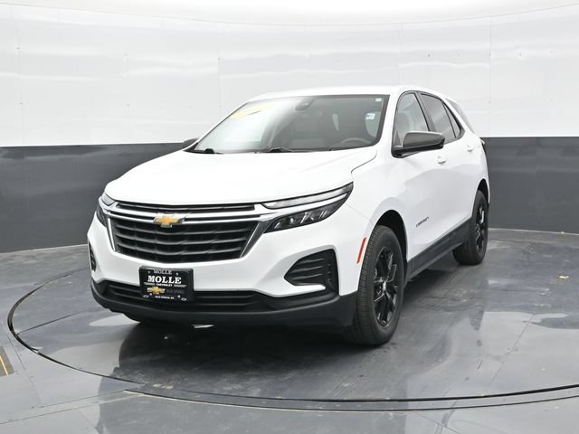 Used 2022 Chevrolet Equinox LS w/ LS Convenience Package AWD/4WD image 2
