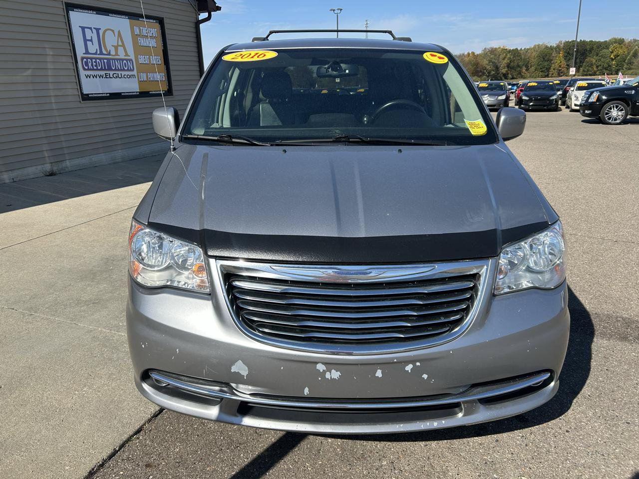 Used 2016 Chrysler Town & Country Touring FWD image 2