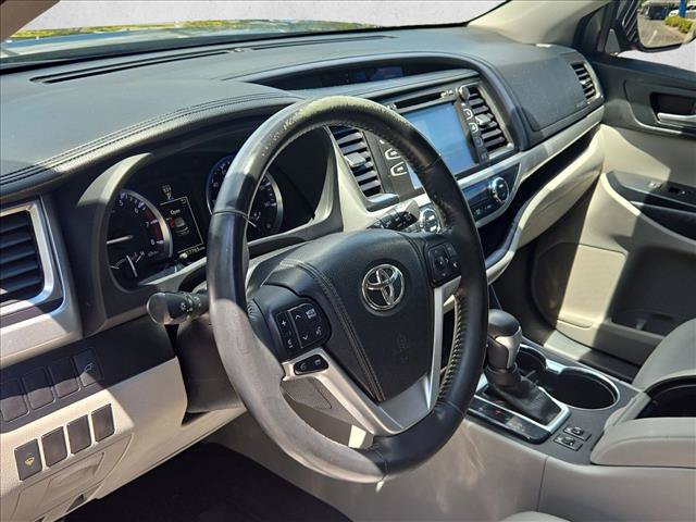 Used 2014 Toyota Highlander XLE AWD/4WD image 10