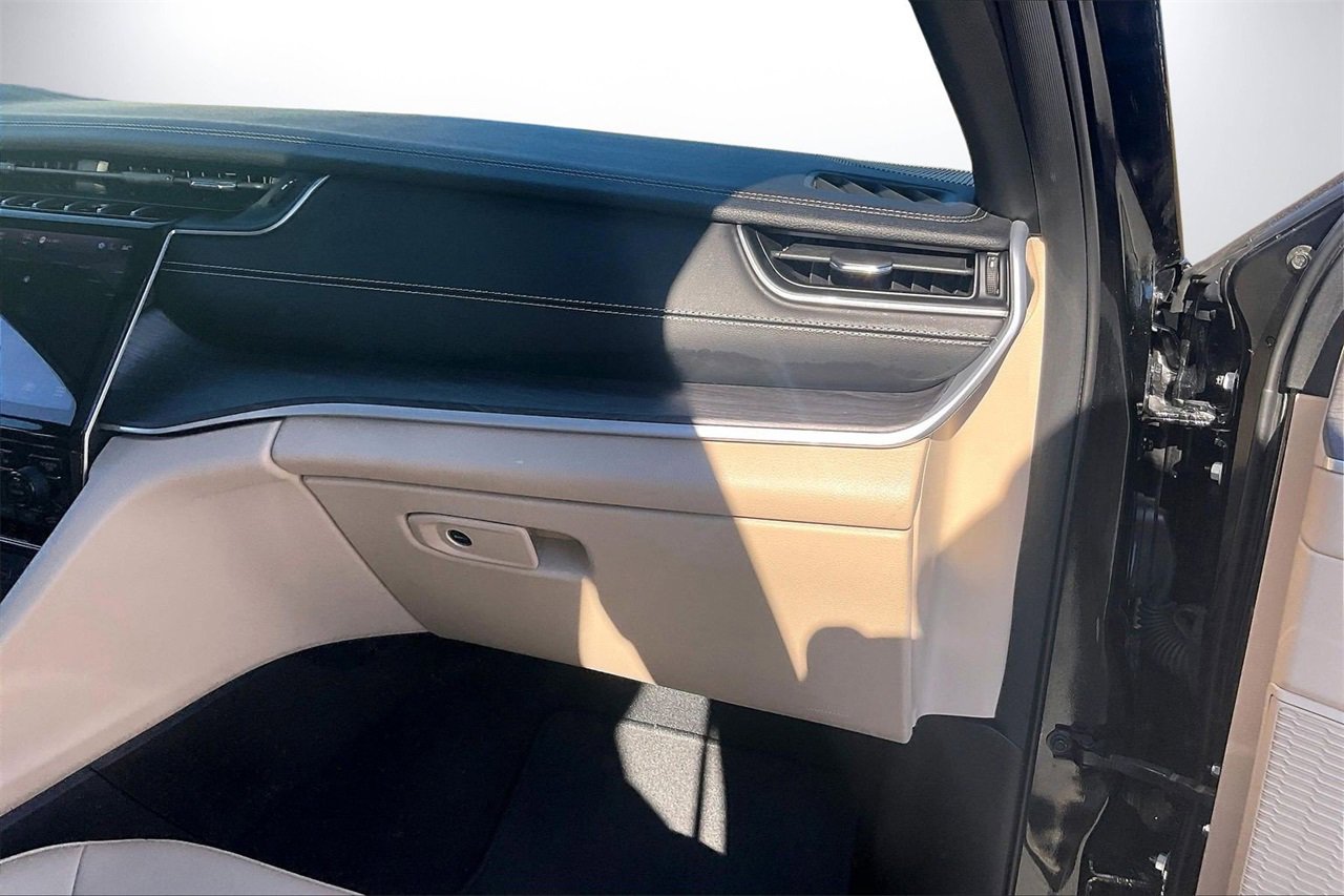 Used 2023 Jeep Grand Cherokee Limited w/ Black Appearance Package image 20