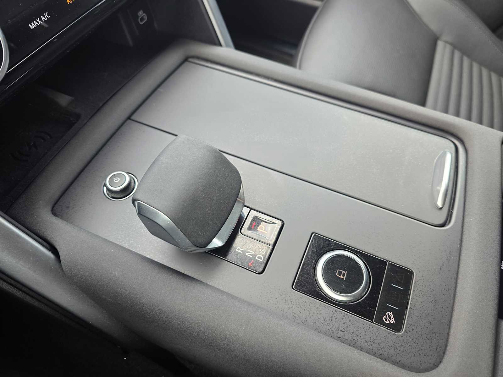 Used 2025 Land Rover Discovery S image 32