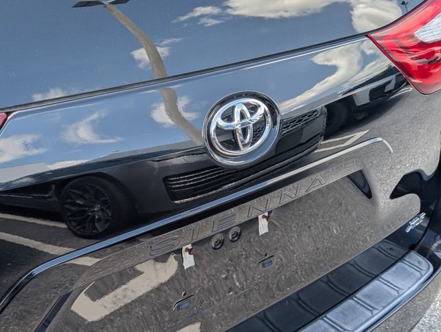 Used 2019 Toyota Sienna XLE w/ XLE Navigation Package FWD image 14