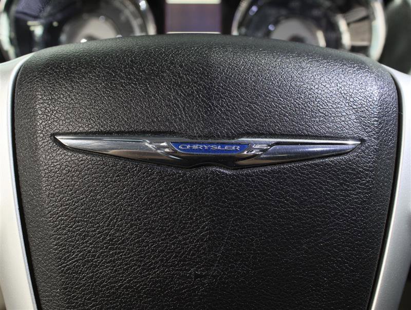 Used 2016 Chrysler Town & Country Touring FWD image 12