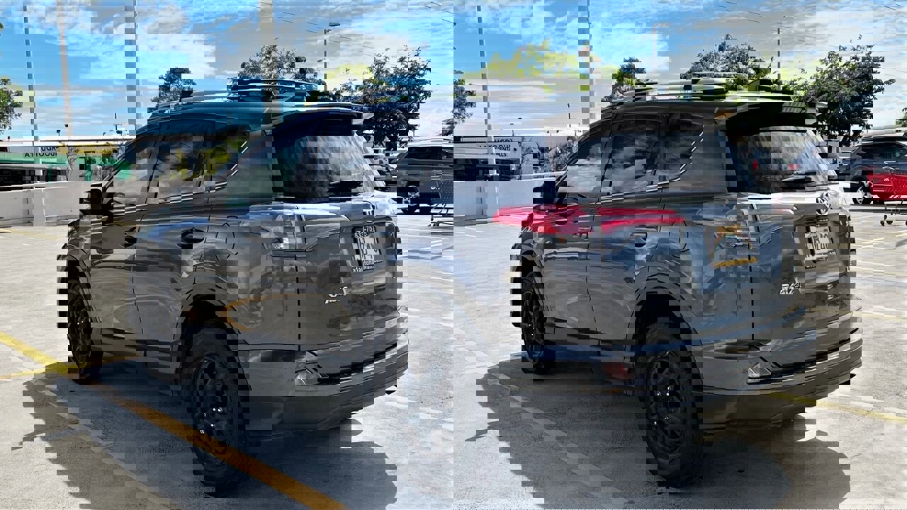 Used 2017 Toyota RAV4 LE image 4