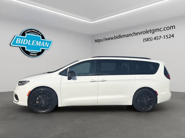 Used 2025 Chrysler Pacifica Limited FWD image 4