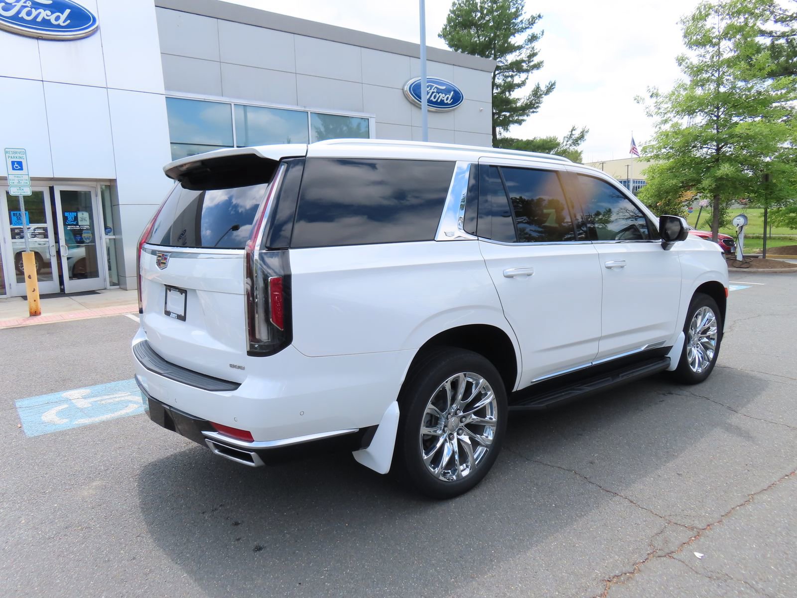 Used 2021 Cadillac Escalade Premium Luxury w/ Performance Package AWD/4WD image 5