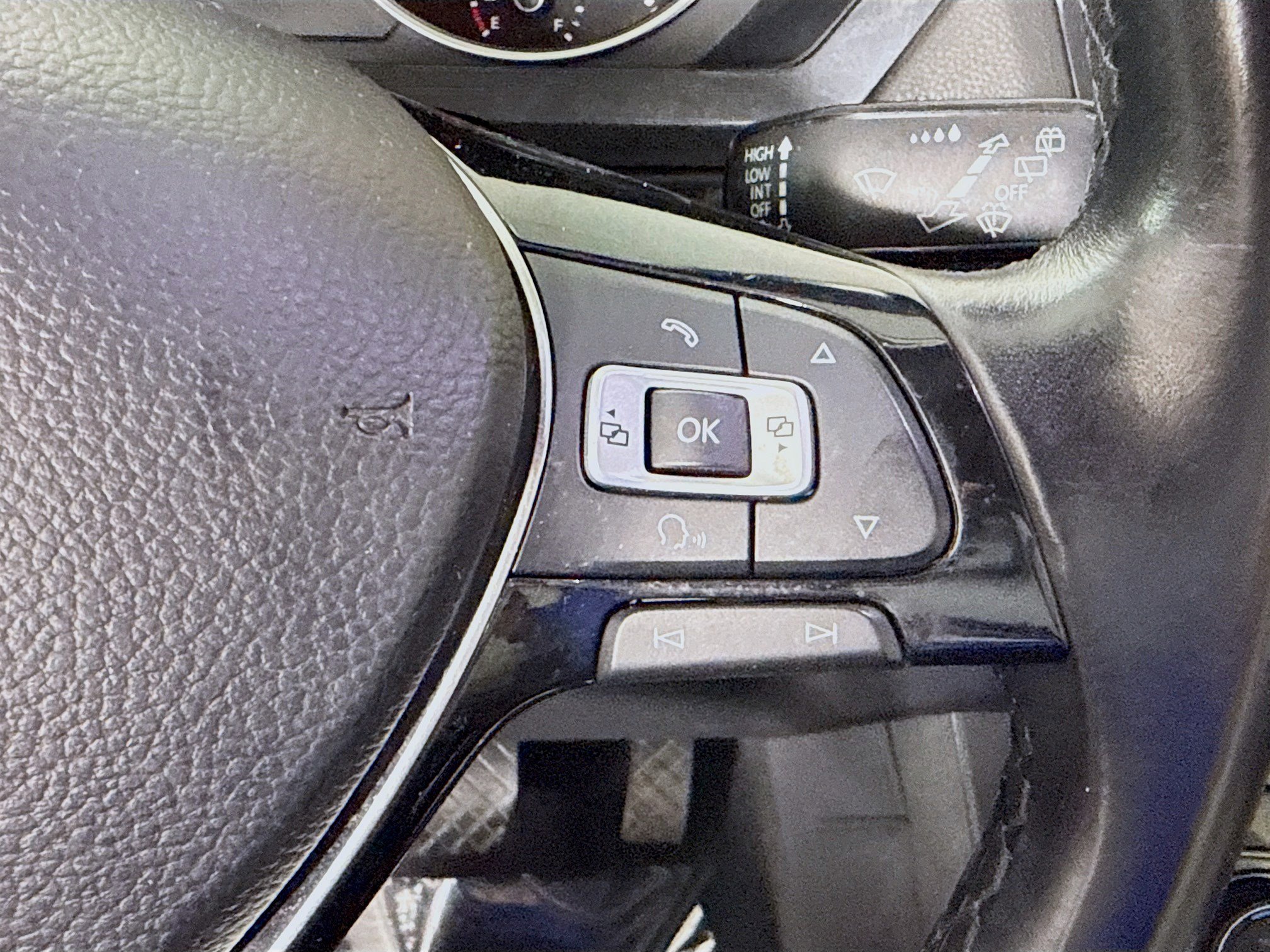 Used 2018 Volkswagen Tiguan SEL AWD/4WD image 15