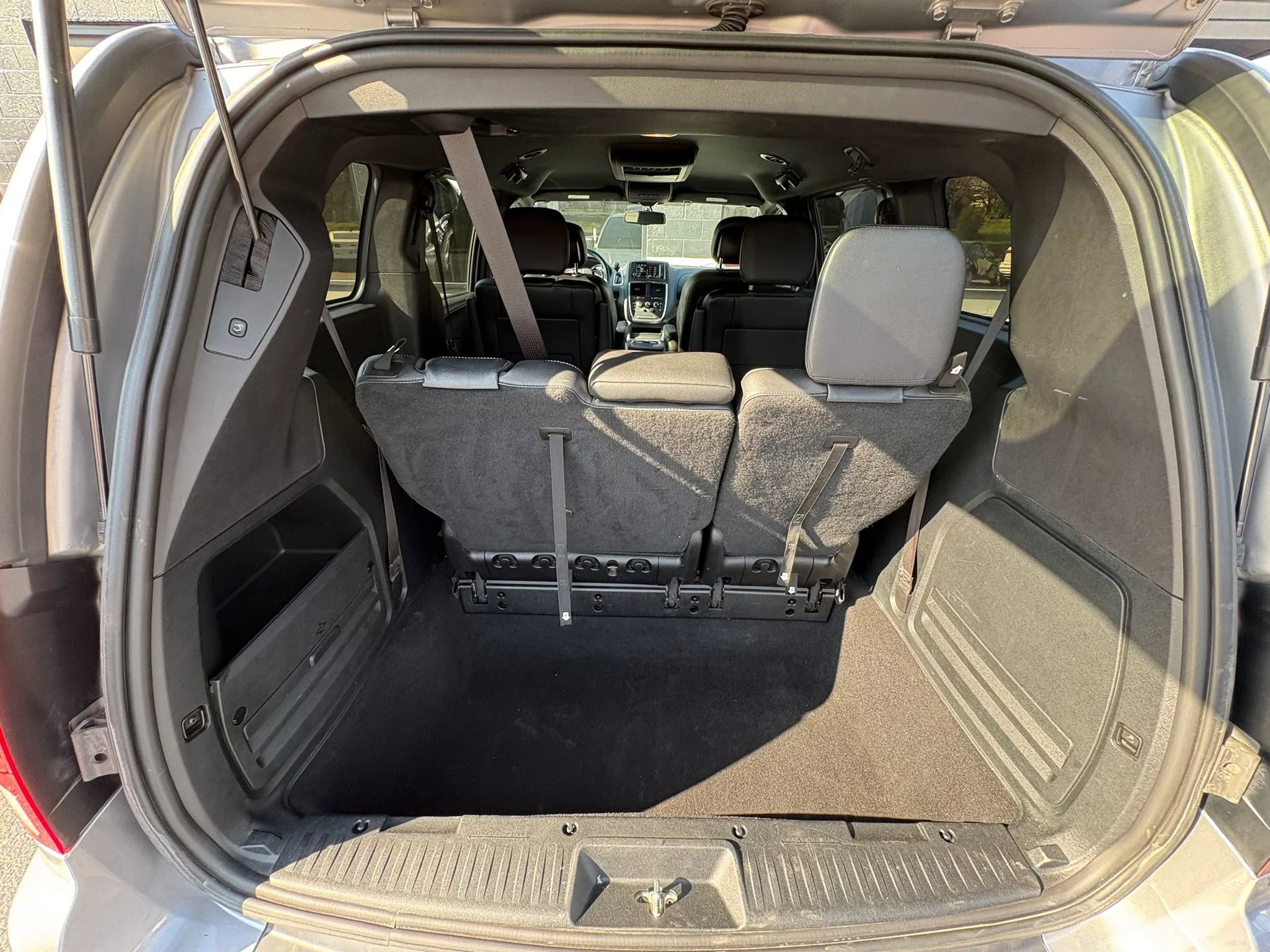 Used 2016 Dodge Grand Caravan SXT FWD image 16