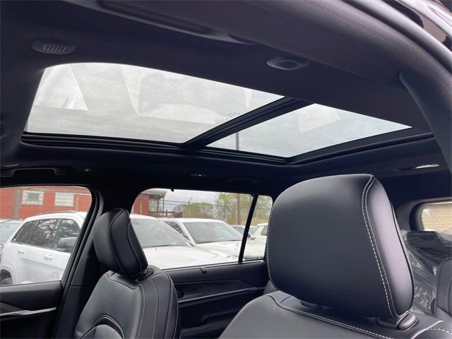 New 2024 Jeep Grand Cherokee L Limited w/ Luxury Tech Group II image 11