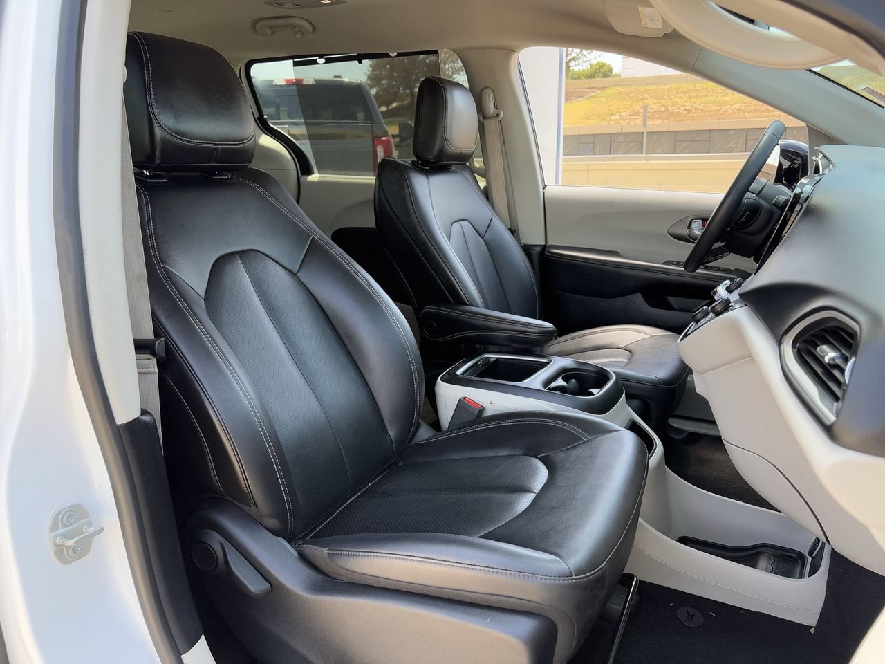 Used 2024 Chrysler Pacifica Touring-L FWD image 31