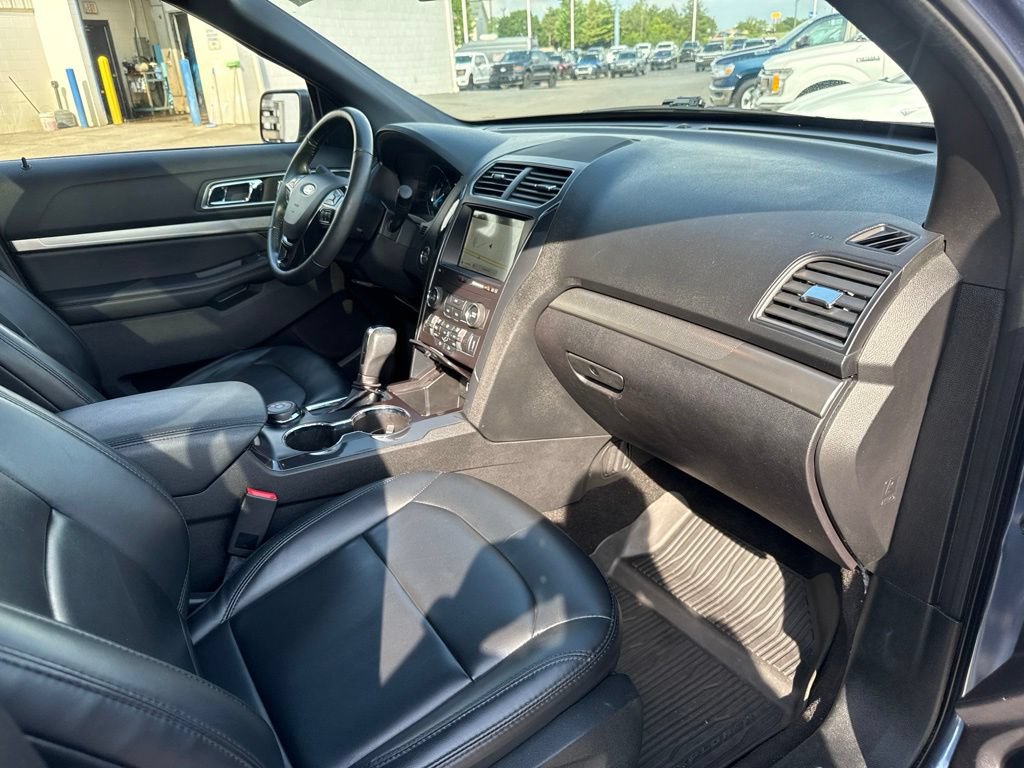 Used 2019 Ford Explorer XLT w/ Equipment Group 202A AWD/4WD image 34