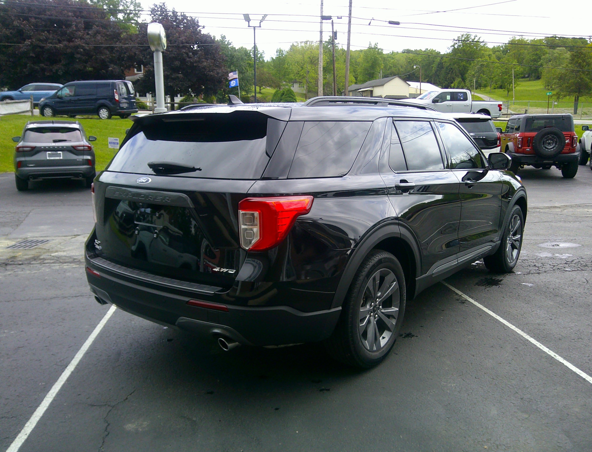 Used 2022 Ford Explorer XLT w/ Equipment Group 202A AWD/4WD image 6
