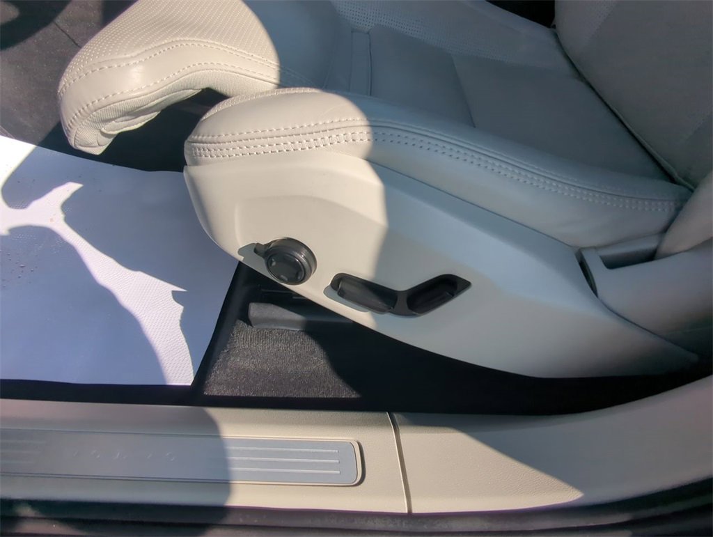 Used 2024 Volvo XC60 B5 Ultimate image 12