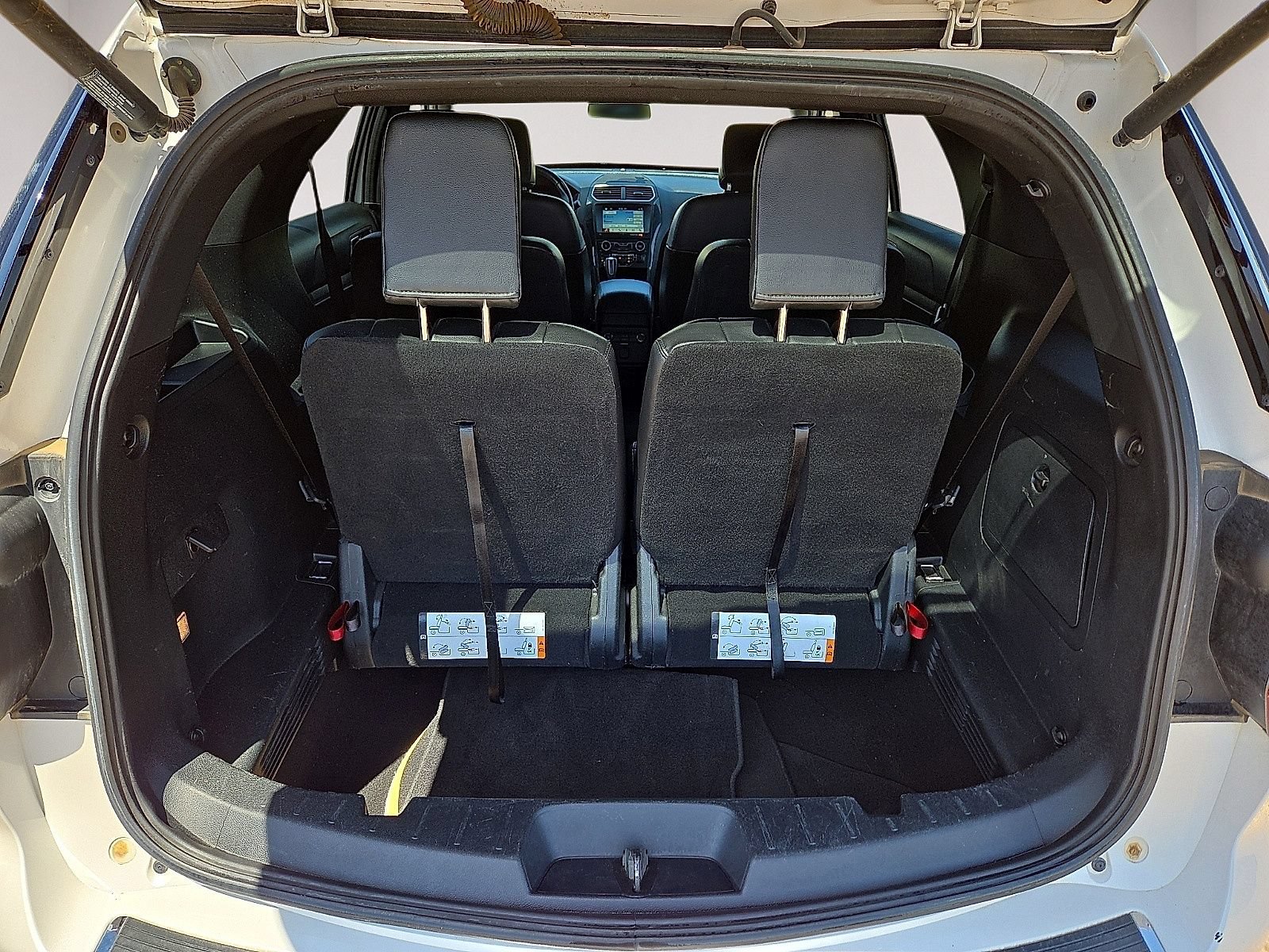 Used 2018 Ford Explorer XLT w/ Equipment Group 202A AWD/4WD image 14