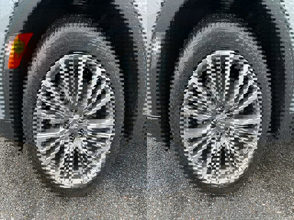 Used 2024 Cadillac XT4 Premium Luxury image 9