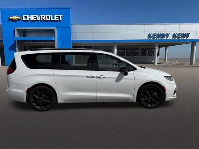 Used 2025 Chrysler Pacifica Limited FWD image 3