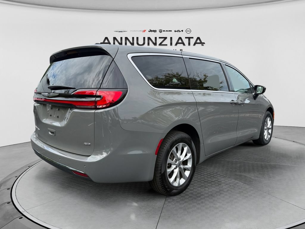 Used 2025 Chrysler Pacifica Select AWD/4WD image 5