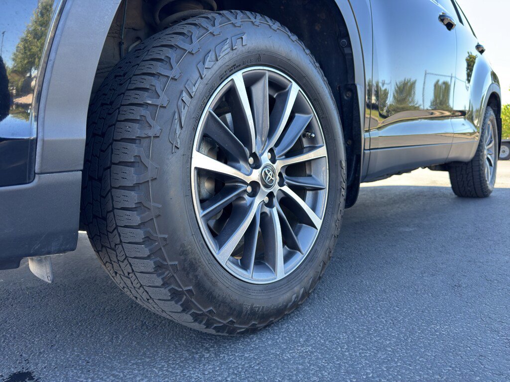 Used 2019 Toyota Highlander XLE AWD/4WD image 22