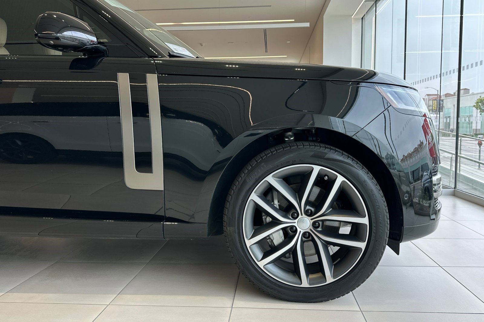 Certified 2025 Land Rover Range Rover Long Wheelbase SE image 37