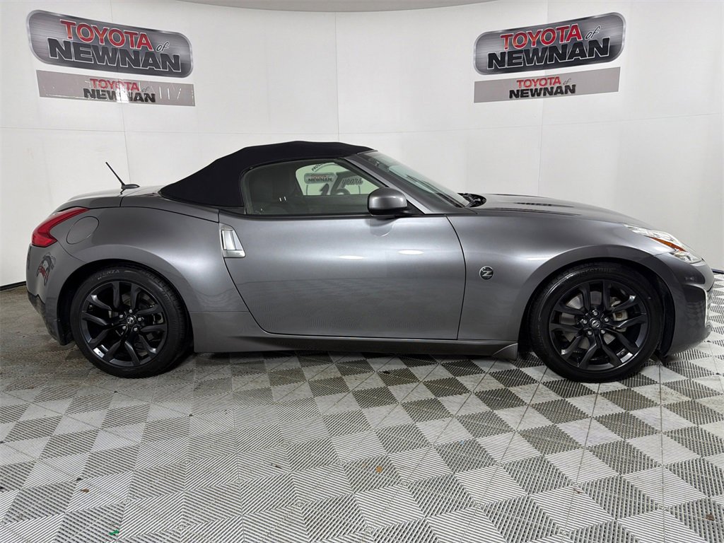 Used 2017 Nissan 370Z Roadster image 2