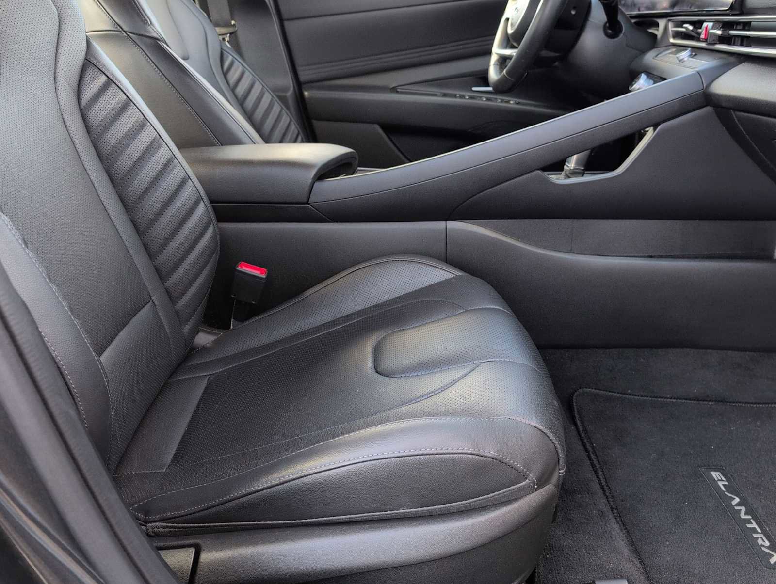 Used 2023 Hyundai Elantra Limited image 21