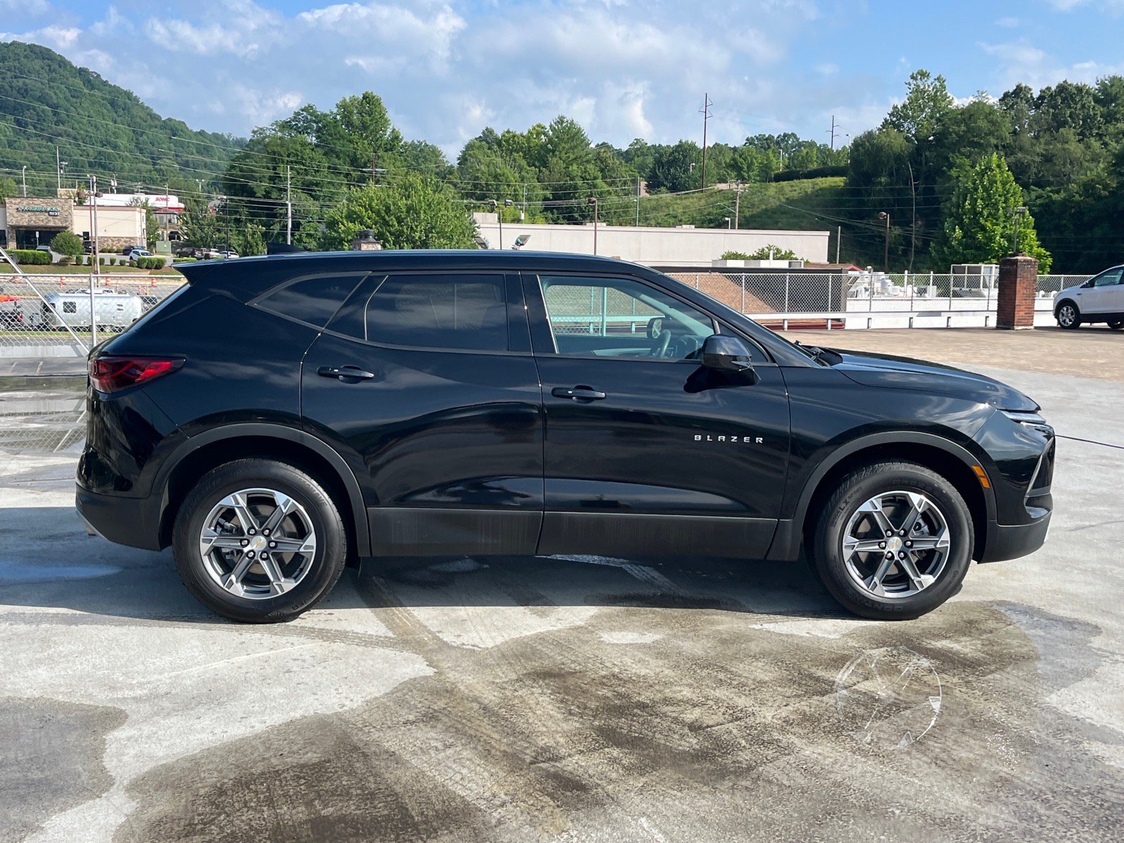 Used 2025 Chevrolet Blazer LT AWD/4WD image 2