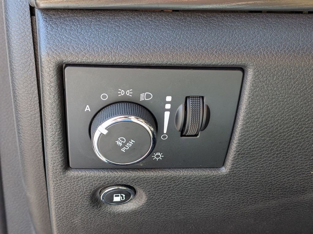 Used 2019 Jeep Grand Cherokee Laredo AWD/4WD image 27