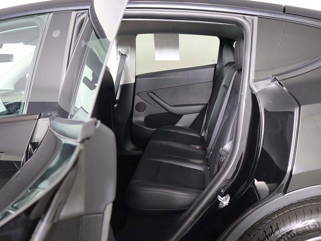 Used 2022 Tesla Model Y Long Range image 32