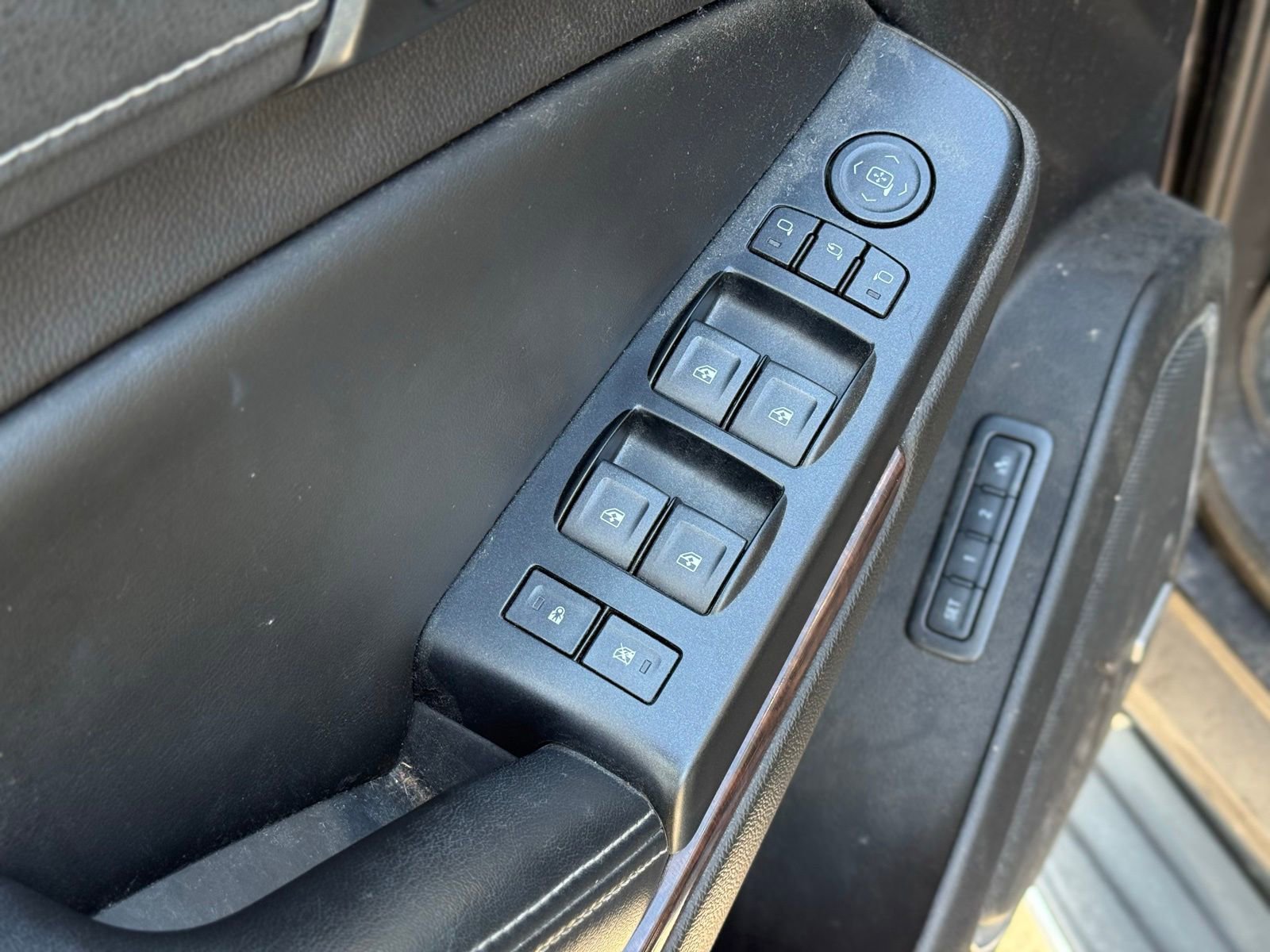 Used 2015 GMC Yukon SLT w/ Open Road Package AWD/4WD image 10