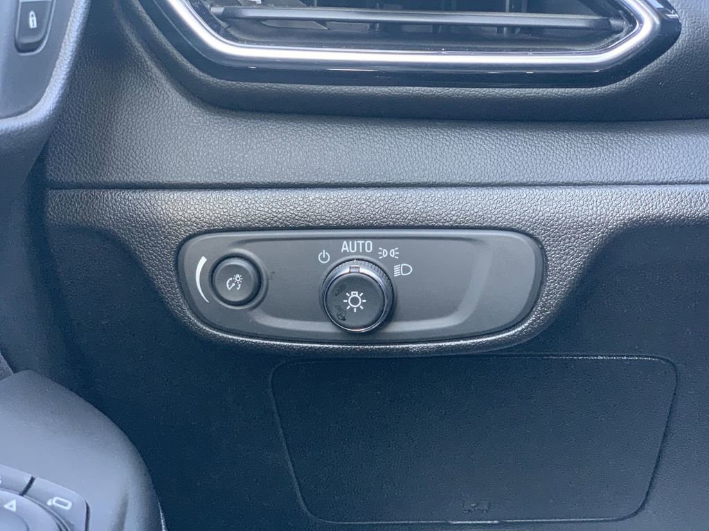 Certified 2022 Chevrolet Bolt EUV LT w/ Comfort Package image 16