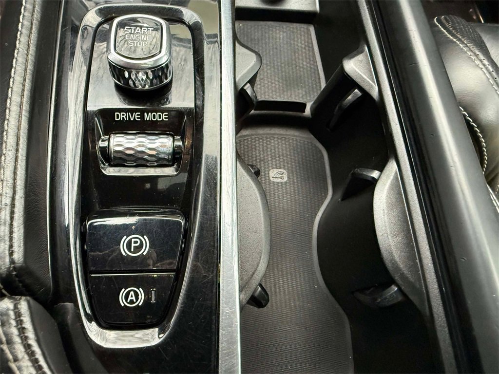 Used 2020 Volvo XC90 T6 R-Design image 24