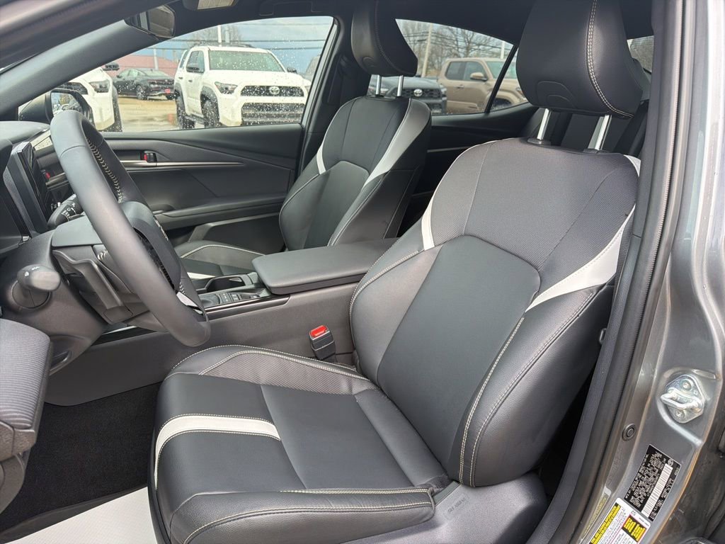 Used 2025 Toyota Camry SE image 9