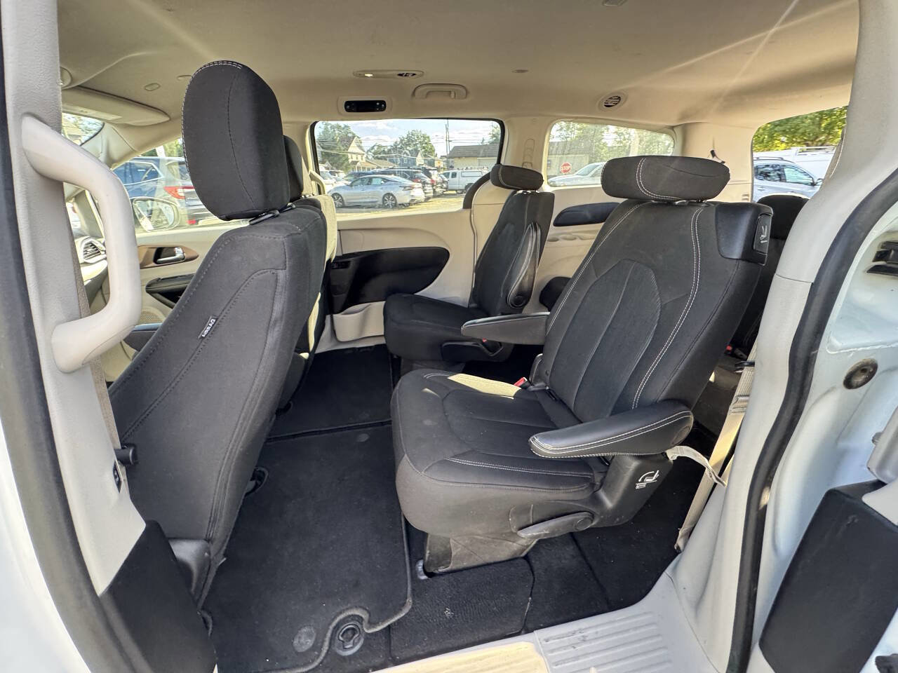 Used 2022 Chrysler Voyager LX image 37