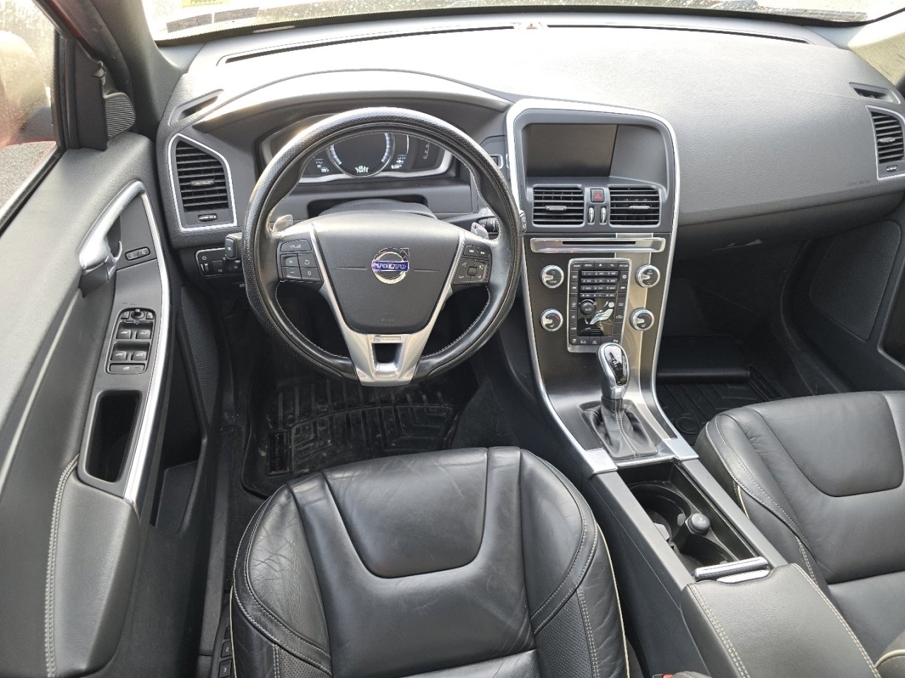 Used 2016 Volvo XC60 T6 R-Design image 10