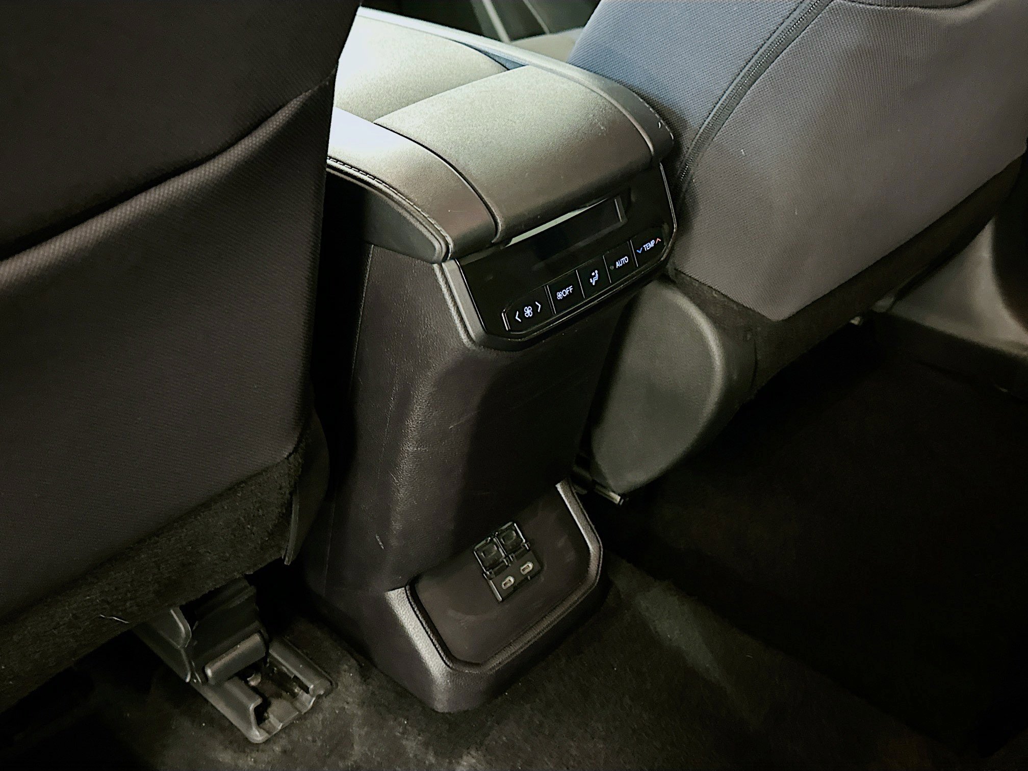 Used 2024 Toyota Highlander LE image 28