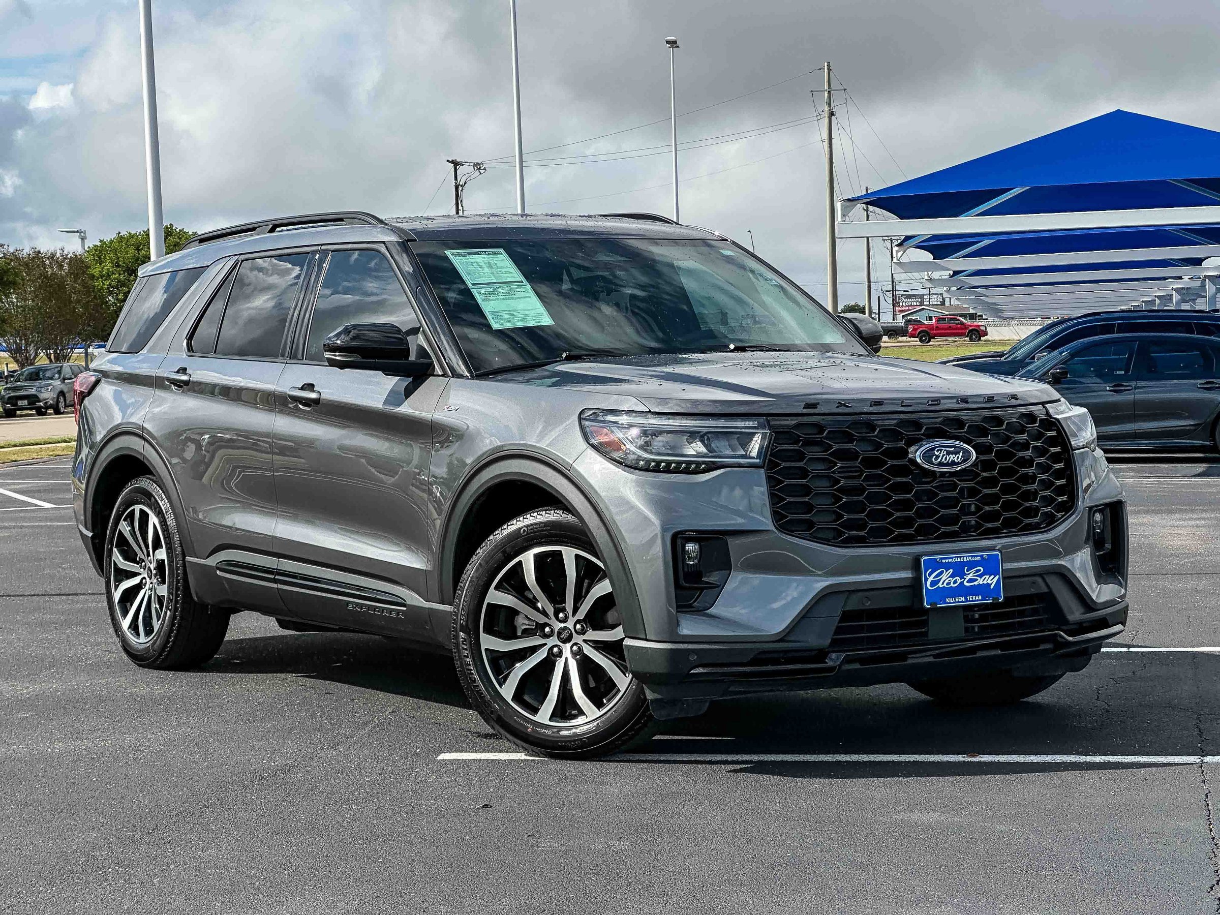 Used 2025 Ford Explorer ST-Line image 2