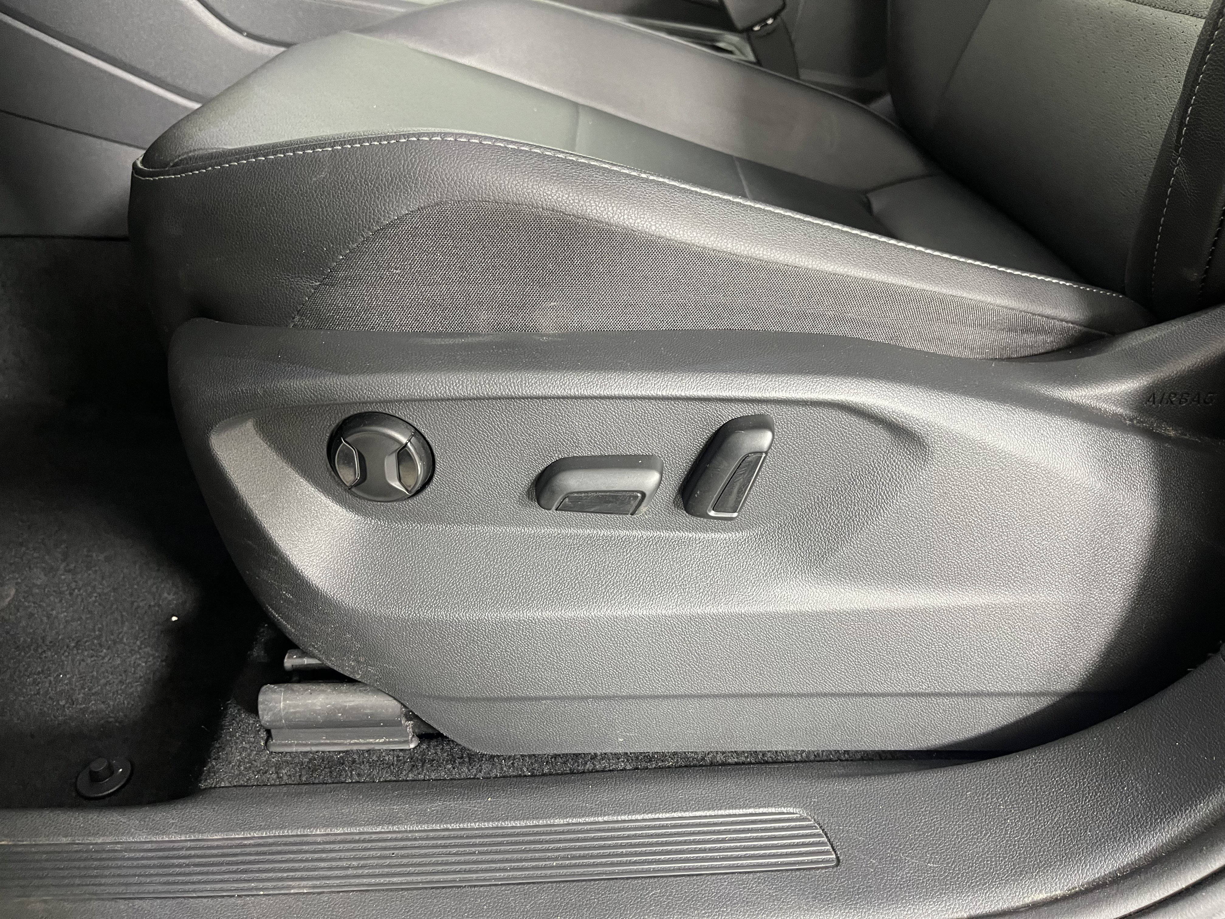 Used 2019 Volkswagen Tiguan SEL w/ 3rd Row Seat Package image 20