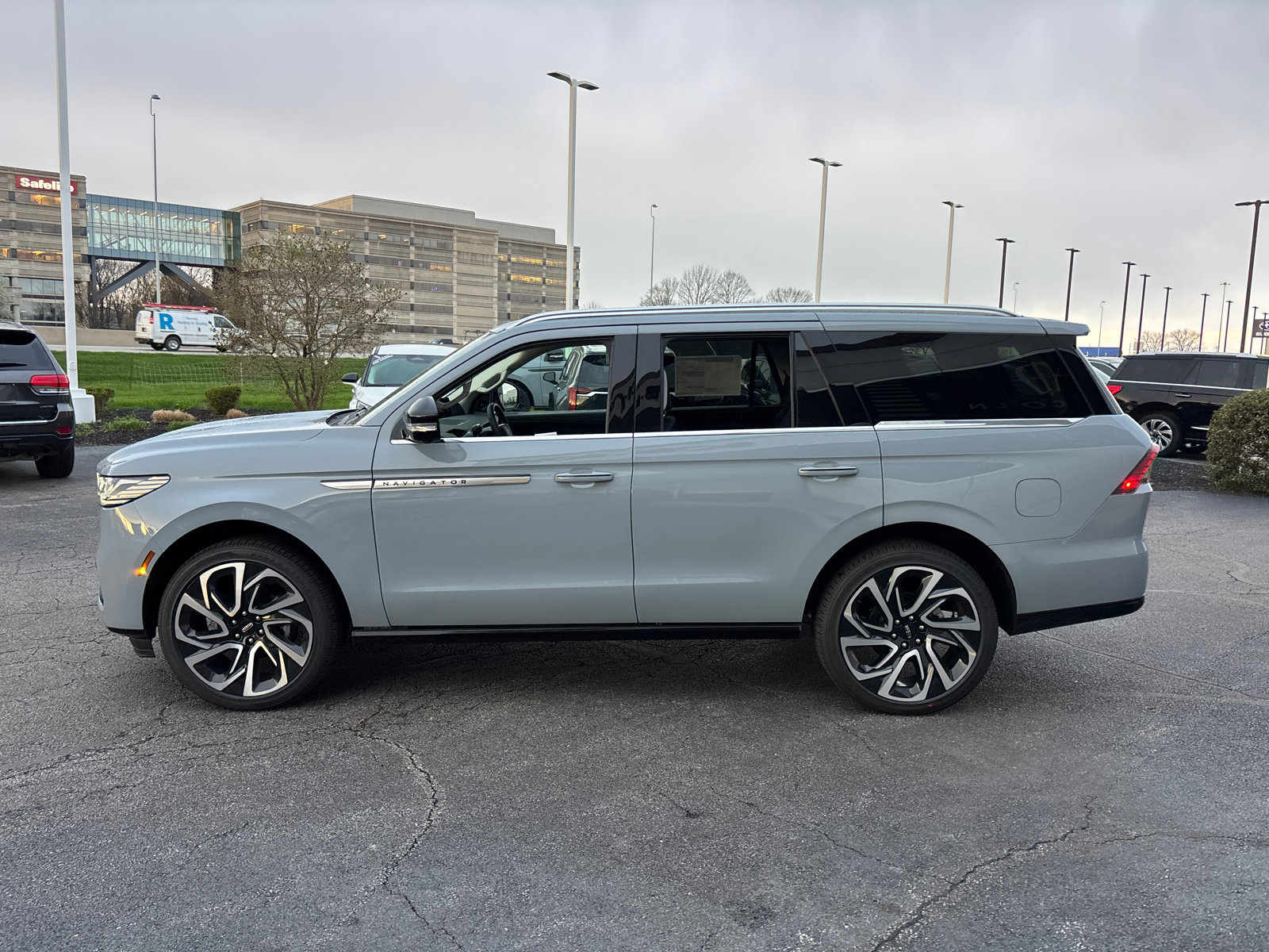 New 2026 Lincoln Navigator Reserve AWD/4WD image 4