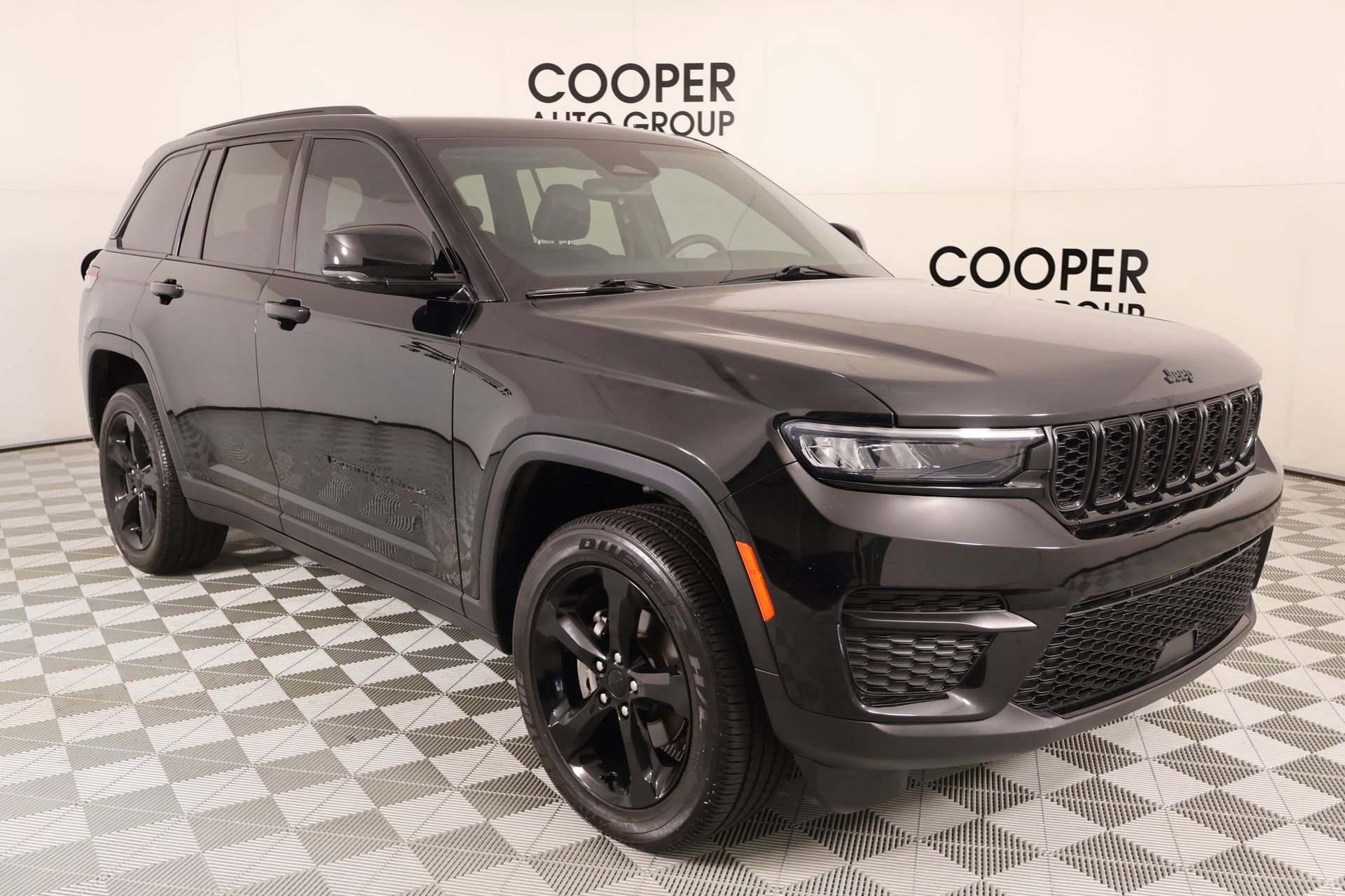 Used 2024 Jeep Grand Cherokee Altitude RWD image 1
