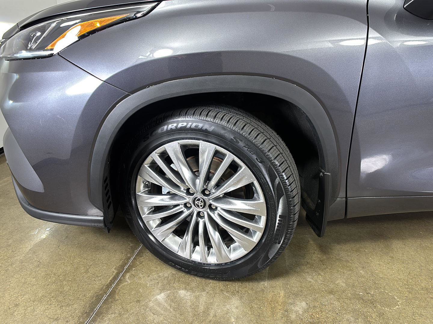 Used 2024 Toyota Highlander Platinum AWD/4WD image 5