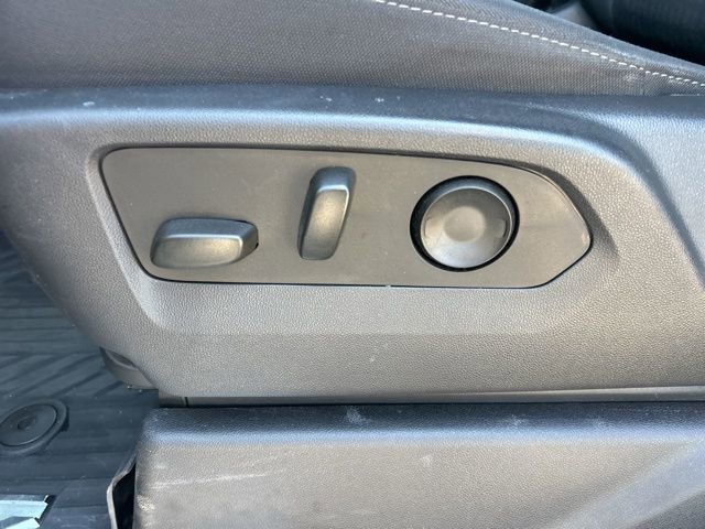Used 2023 Chevrolet Silverado 1500 LT AWD/4WD image 16