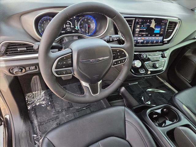 Used 2025 Chrysler Voyager LX image 10