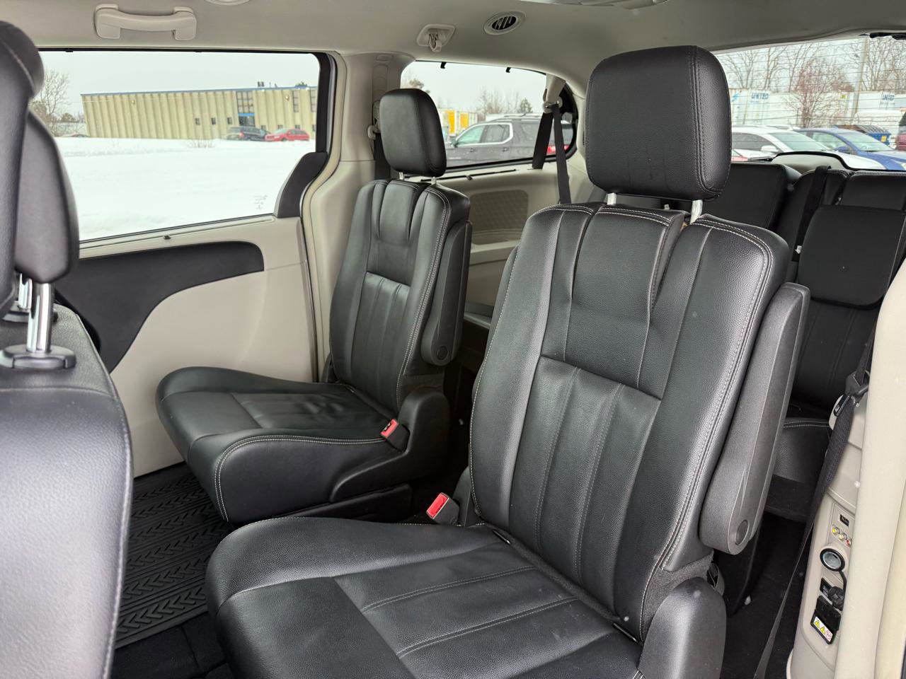 Used 2015 Chrysler Town & Country Touring w/ Driver Convenience Group image 24