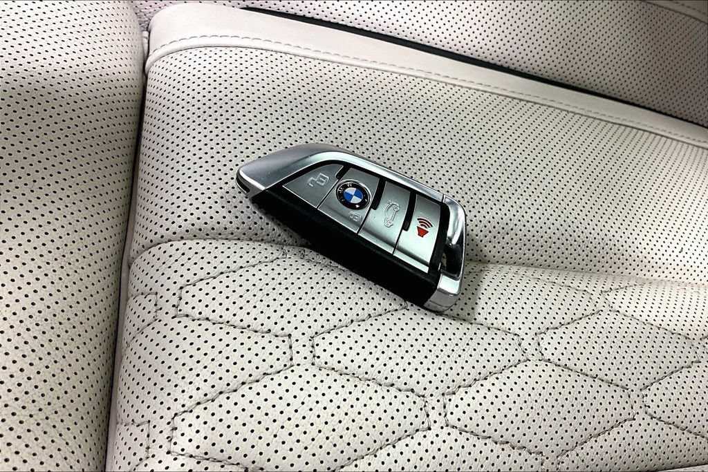 Used 2022 BMW X7 xDrive40i w/ M Sport Package AWD/4WD image 10
