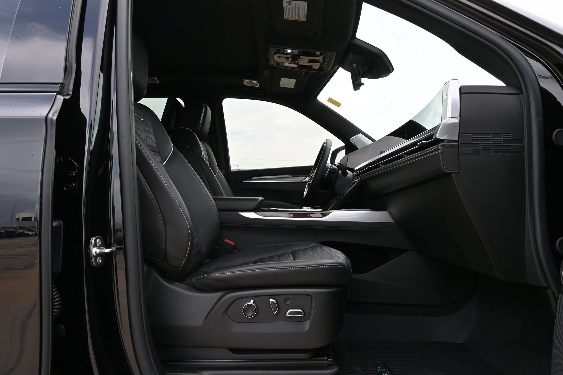 Certified 2026 Cadillac Escalade ESV Platinum Sport w/ LPO, ONYX Package AWD/4WD image 25