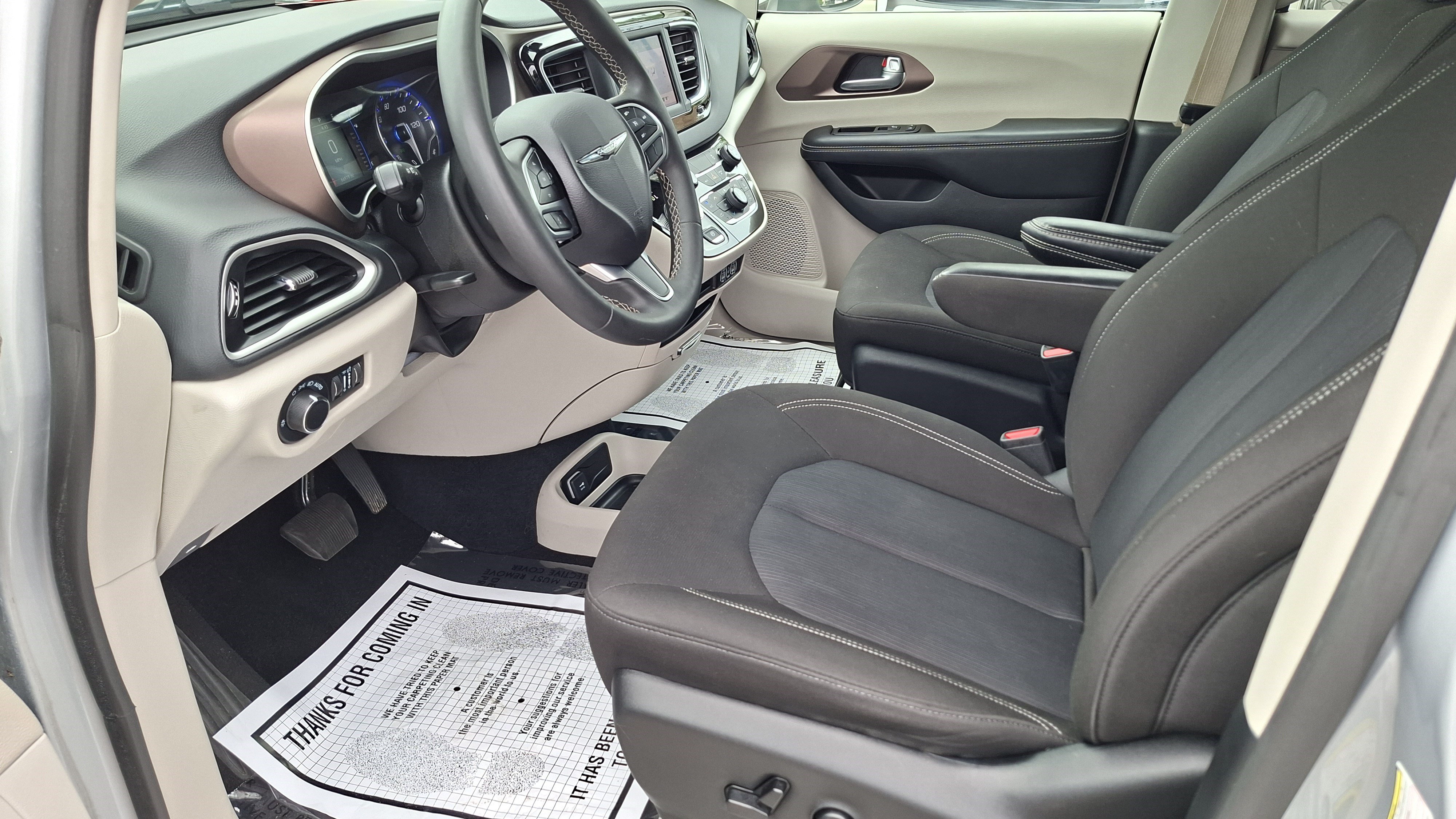 Used 2023 Chrysler Voyager LX FWD image 9