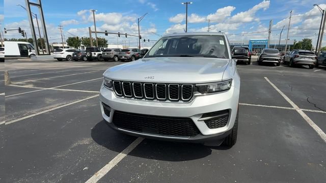Used 2023 Jeep Grand Cherokee Laredo w/ Luxury Tech Group I AWD/4WD image 3