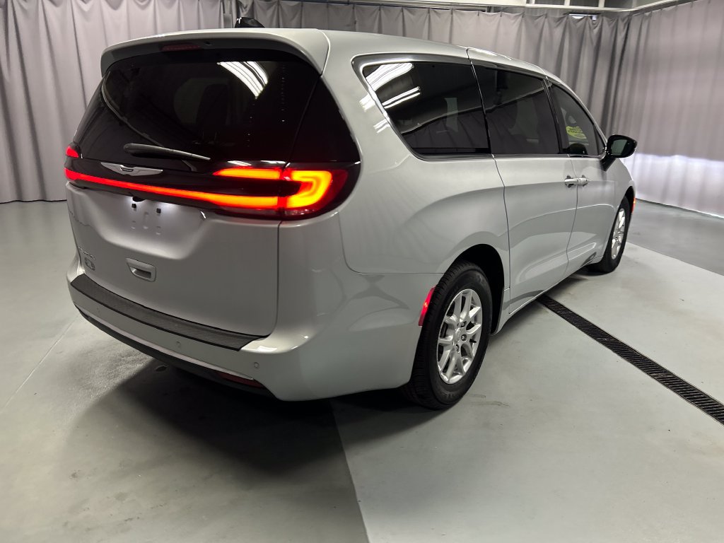 Used 2026 Chrysler Pacifica Select FWD image 7