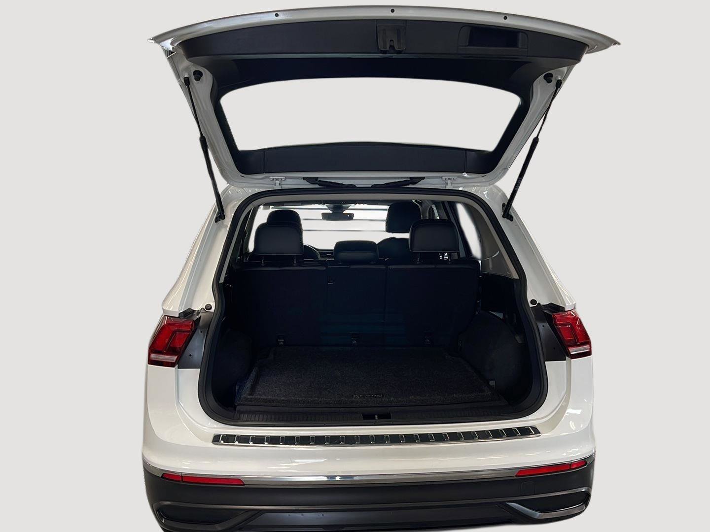 Used 2022 Volkswagen Tiguan SE AWD/4WD image 32