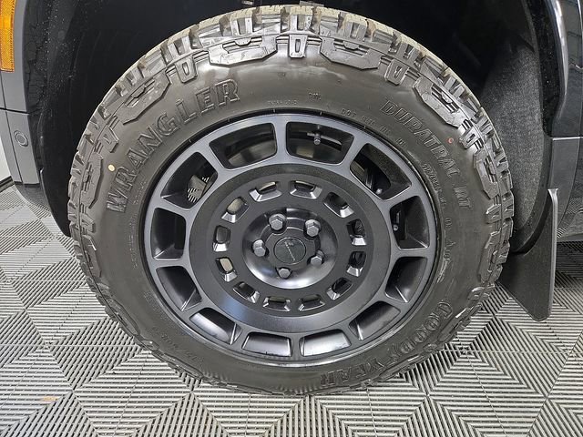 New 2026 Land Rover Defender 110 OCTA image 9